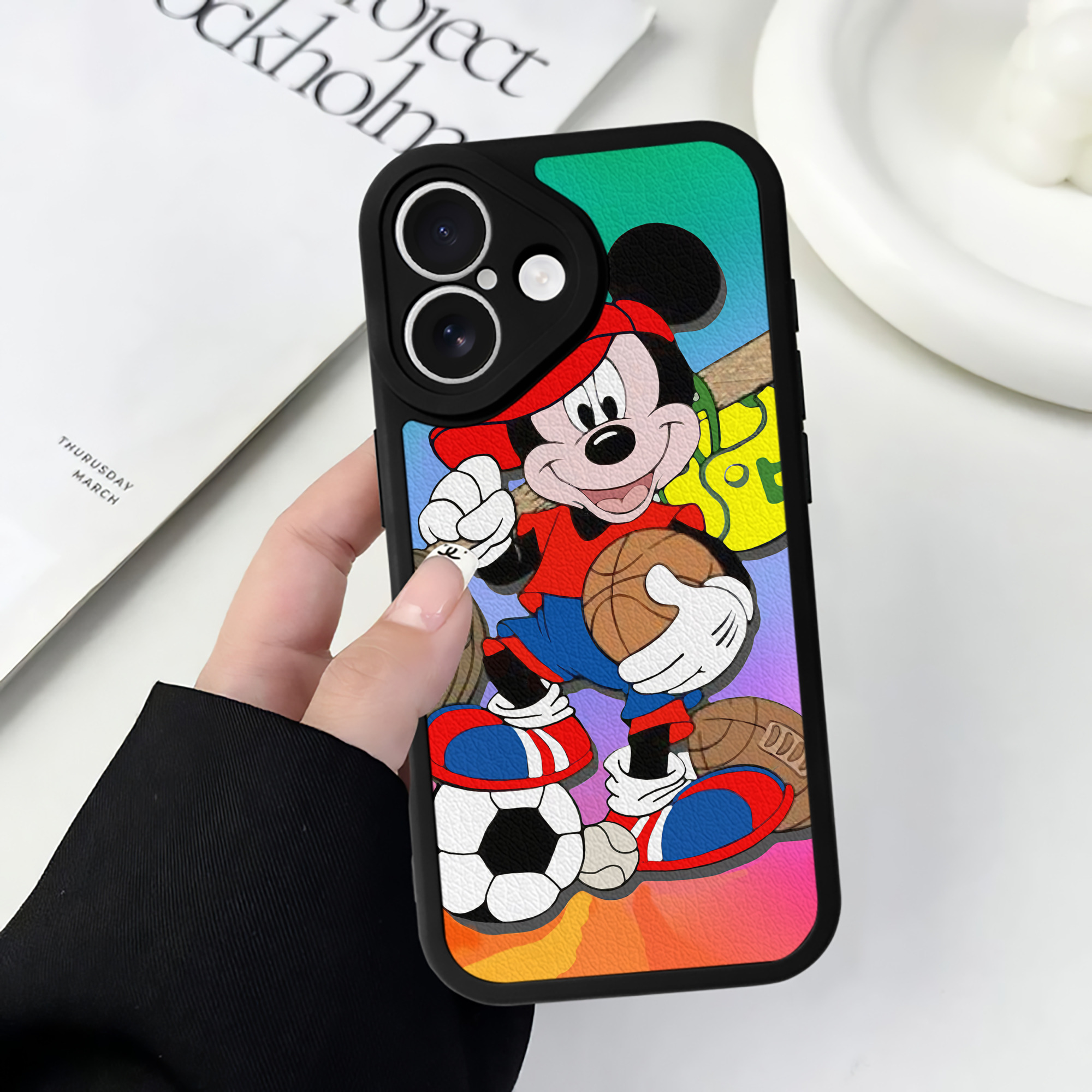 （画像用） ミッキーマウス Mickey Mouse 【iPhone 16シリーズ対応】シリコンスマホケース（レザー調） 材質：シリコン
